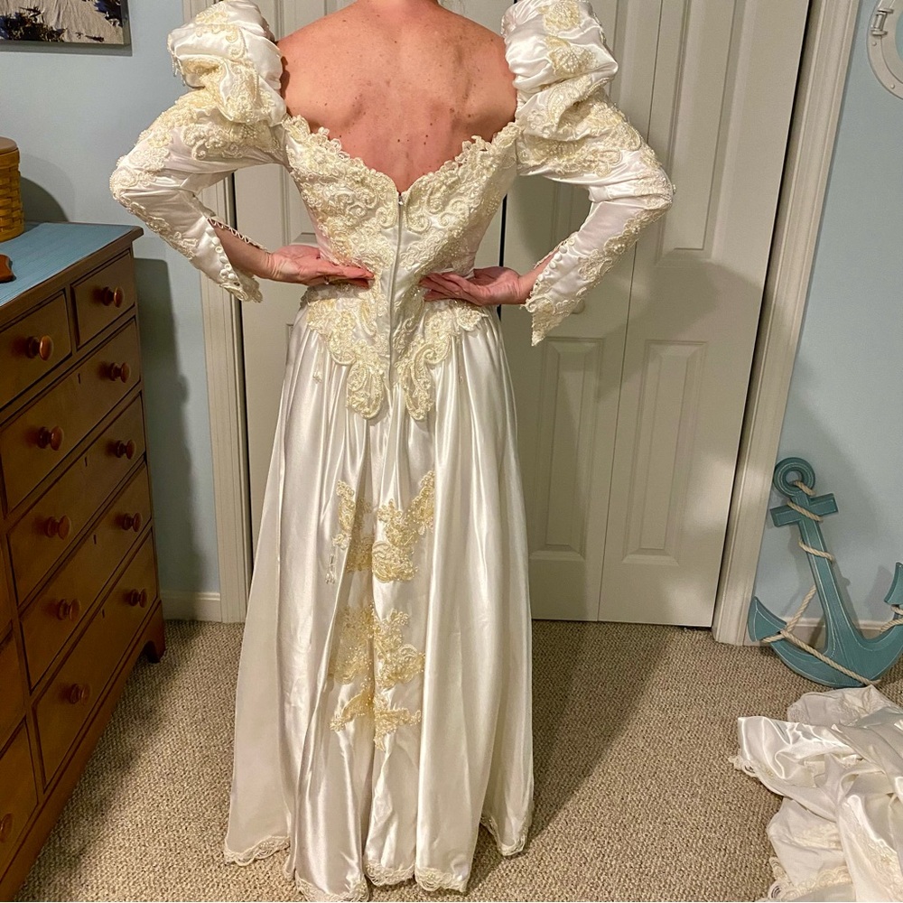 Szu Ling Chen Bridal Gown Beading Long Detachable Train Vintage -Says 12W and 10 - Picture 4 of 17